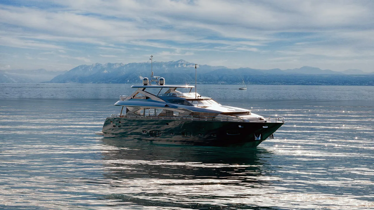 3D Yacht im Wasser in den Bergen